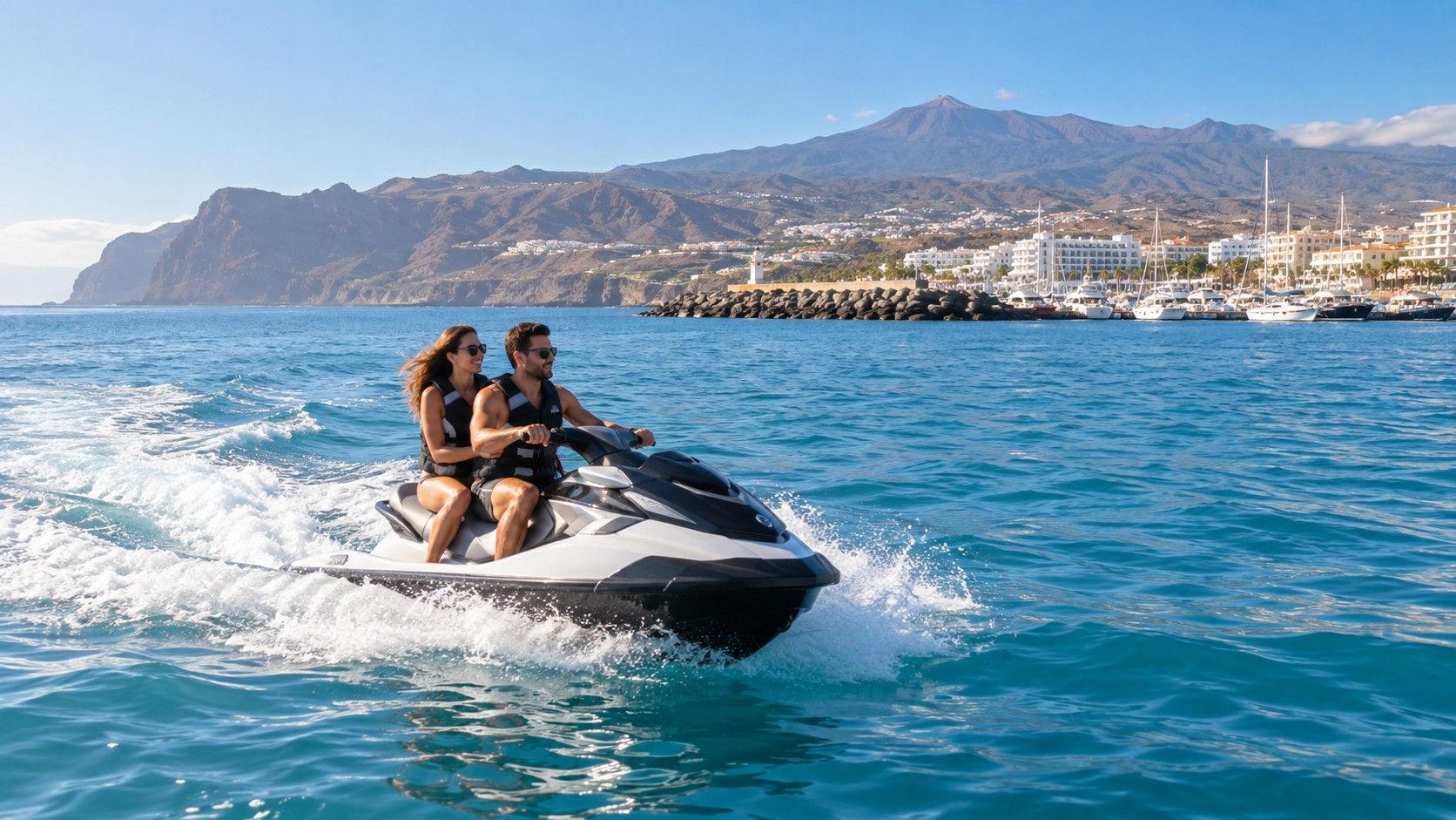 Moto de agua saliendo de Puerto Colón en Costa Adeje